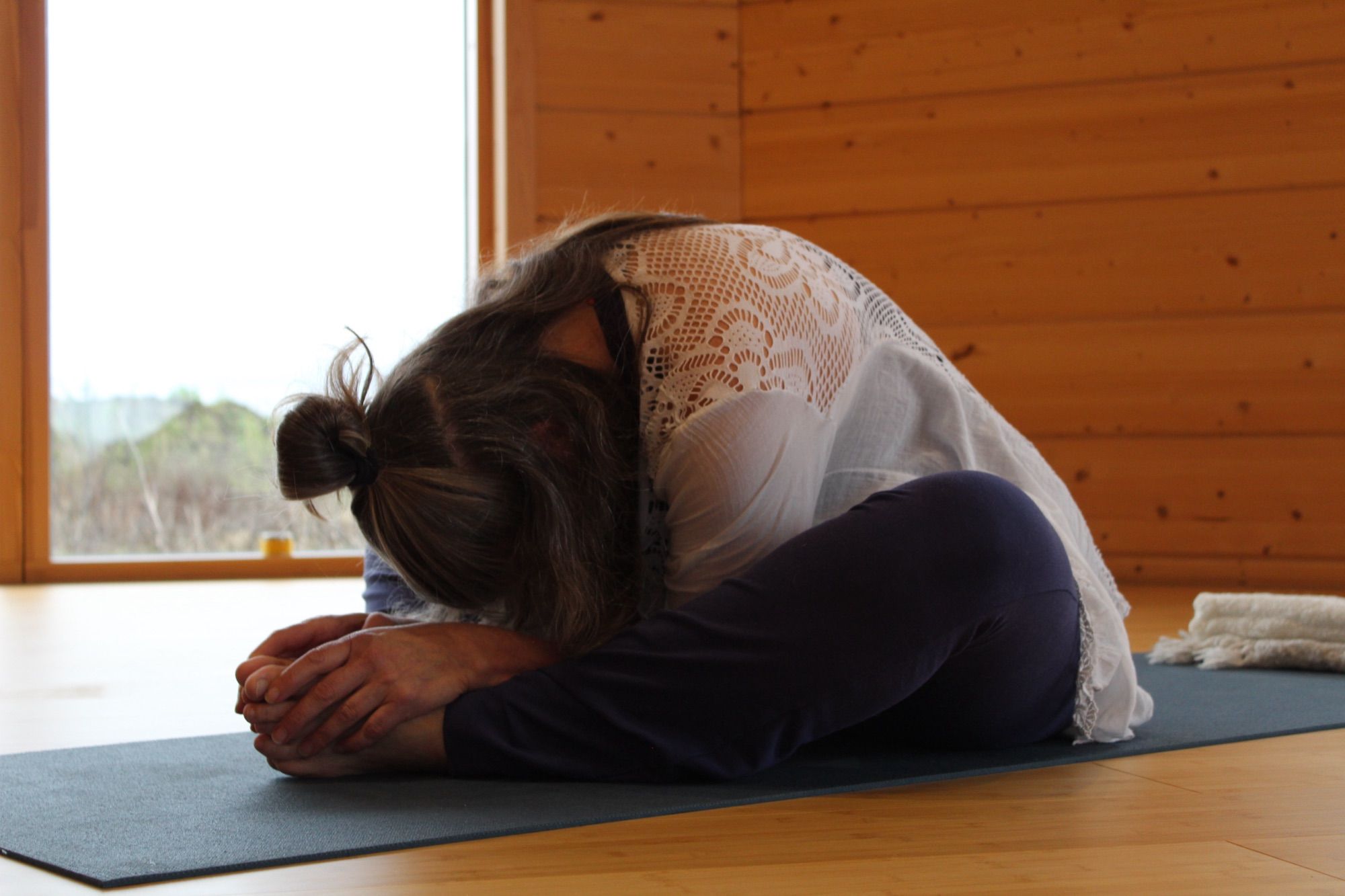 Yin Yoga houding vlinder op een yogamat