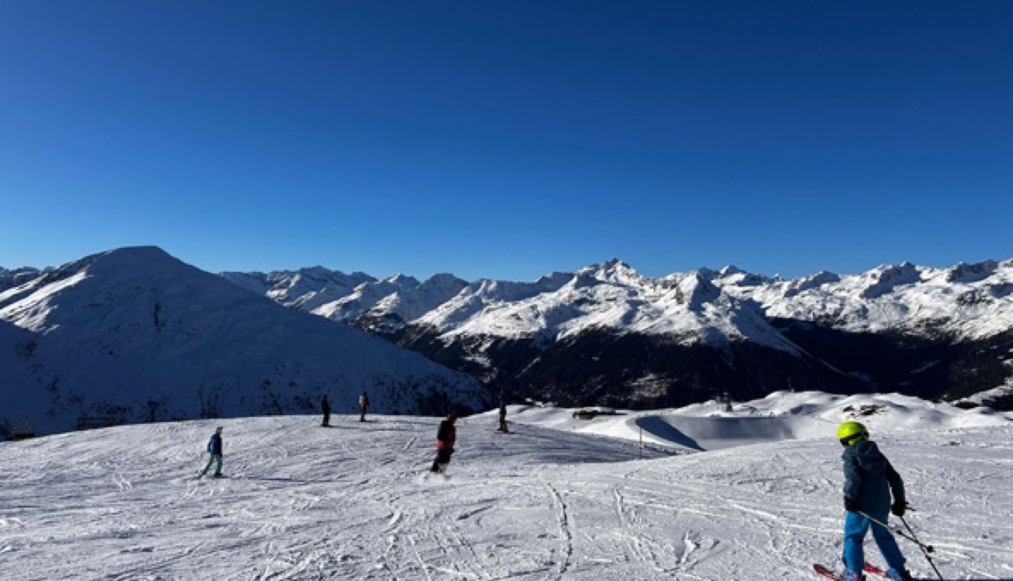 Besneeuwde skipiste in de bergen