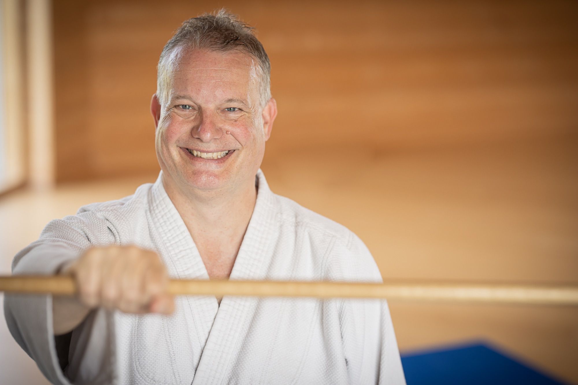 Twee aikidoka oefenen een worp in de dojo